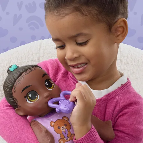 Vista 3 de Baby Alive Beary Soft Snuggles Baby Doll, pelo negro (exclusivo de Amazon)