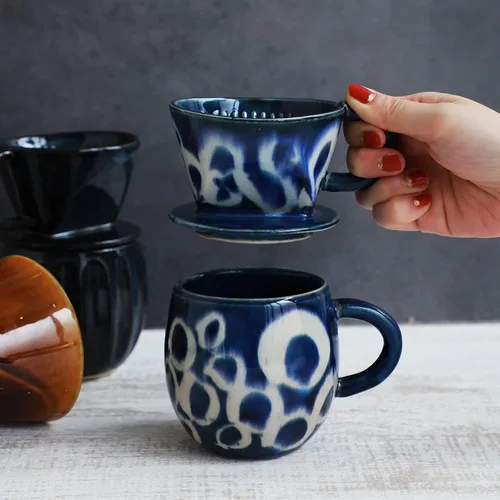 Vista 2 de Asayu Japan Juego de cafetera de cerámica para verter café en color azul océano, soporte de filtro de papel de preparación lenta y gotero con 3