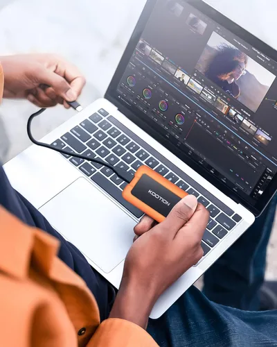Vista 8 de KOOTION SSD portátil de 1 TB USB-C hasta 2000 MB/s USB 3.2 SSD externo USB 3.2 Gen 2x2 Unidad de estado sólido portátil con funda protectora a