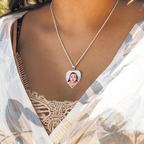 Vista 6 de Colgante personalizable PicturesOnGold.com con foto en forma de corazón grabado, collar con foto, colgante con foto con corte de diamante, 34 x 34