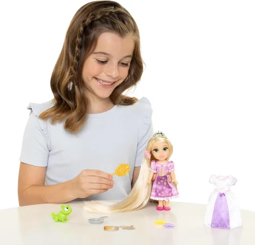 Vista 2 de Disney Princess Rapunzel Doll Muñeca Rapunzel de pelo largo Petite con Pascal, en moda de vestir púrpura y blanco