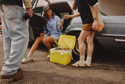 Vista 4 de Stanley Adventure Outdoor Cooler de 16 cuartos Enfriador de campamento resistente al aire libre con asa superior fácil de transportar Sin BPA
