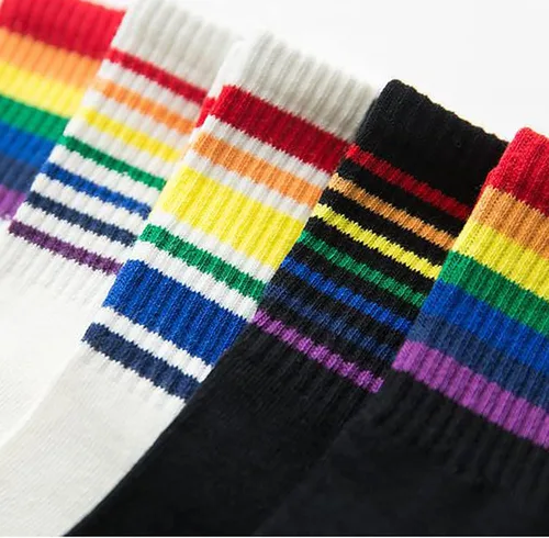 Vista 3 de 2 pares de calcetines para mujer, calcetines de algodón con rayas arcoíris a media pantorrilla, calcetines antideslizantes al tobillo para deportes