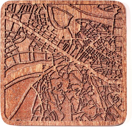 Vista 6 de Posavasos Amsterdam Map by O3 Design Studio, 1 pieza, posavasos de madera Sapele con mapa de la ciudad, hecho a mano, varias ciudades opcionales