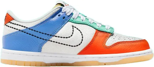 Vista 111 de Nike Kid's Dunk Low Sneaker