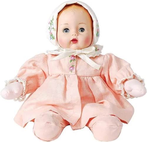 Vista 9 de Madame Alexander Huggums de cuadros lavanda de 12 pulgadas, tono de piel medio