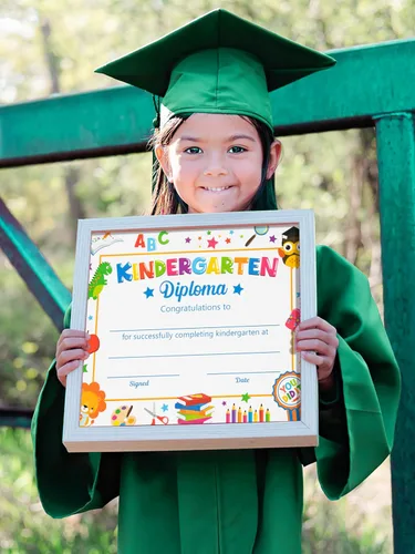 Vista 5 de QZYL Juego de gorro y bata de graduación de jardín de infantes, traje unisex de felicitaciones graduadas con borla y certificado para jardín