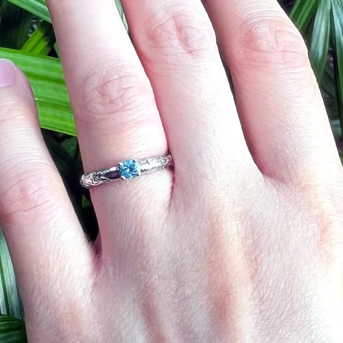 Vista 3 de Anillo apilable de plata de ley 925 con diseño de flor de plumeria, diseño hawaiano, topacio y ópalo, diamante de moissanita D VVS1, sin níquel