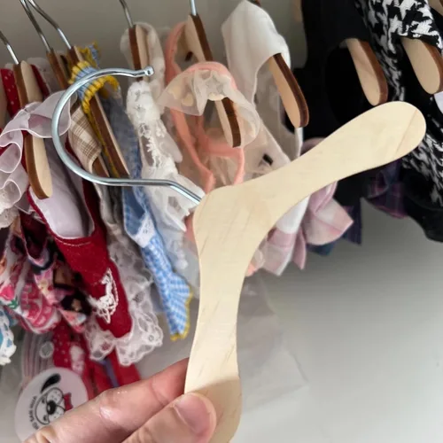 Vista 9 de Paquete de 5 perchas de madera, colgador de ropa para perros de 8.6 pulgadas, perchas pequeñas para vestido de muñeca, ropa, vestidos, accesorios (L)