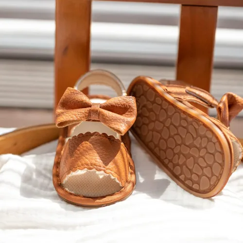 Vista 4 de Miamooi Sandalias de verano para bebés y niñas, zapatos de cuna con lazo, zapatos de piel sintética para niños pequeños, suela de goma suave