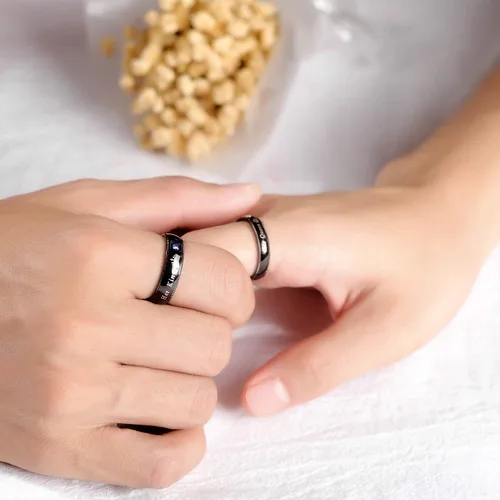 Vista 4 de Conjunto de 2 anillos negros de acero inoxidable para parejas, de compromiso, de boda, frase en inglés His Queen y Her King