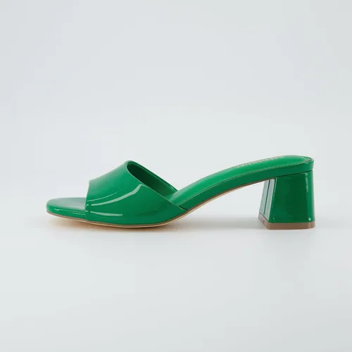 Vista 2 de CUSHIONAIRE Sandalias de vestir Taboo de una banda para mujer con espuma viscoelástica y anchos disponibles