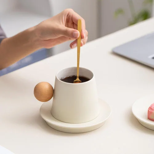 Vista 3 de Sizikato Juego de taza y platillo de porcelana con mango de bola de madera, taza de café de 7 onzas