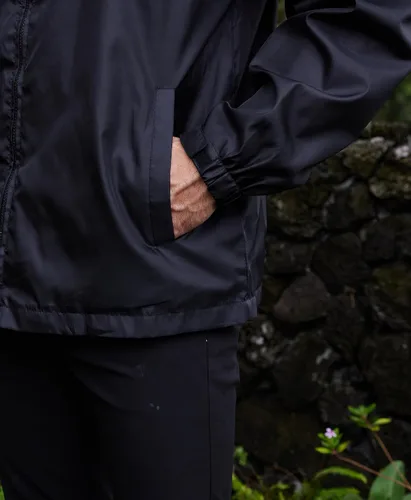 Vista 27 de Chaqueta impermeable cortavientos ligera para hombre con capucha extraíble