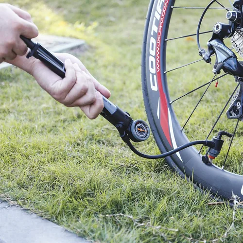 Vista 2 de Mini bomba de bicicleta con medidor – Bomba portátil para neumáticos de bicicleta – Bomba de aire de bicicleta de 120 PSI se adapta a Presta &