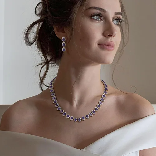 Vista 2 de EleQueen Juego de collar y aretes de circonita cúbica en tono plateado para mujer