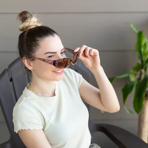 Vista 2 de HAOLOTA Gafas de sol polarizadas para mujer, diseño de mariposa envolvente de moda con protección UV400