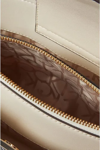 Vista 3 de Calvin Klein Finley Crossbody