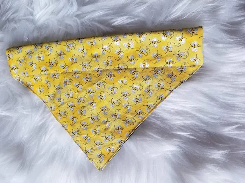 Vista 2 de Bandana brillante para perro sobre el collar de Bumble Bee's que se desliza en su collar existente, talla S
