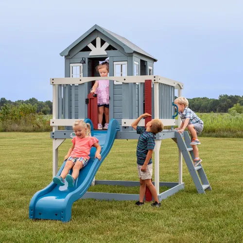 Vista 2 de Backyard Discovery Beacon Heights - Casa de juegos elevada de madera de cedro para niños con tobogán ondulado, cocina de juegos, cubierta