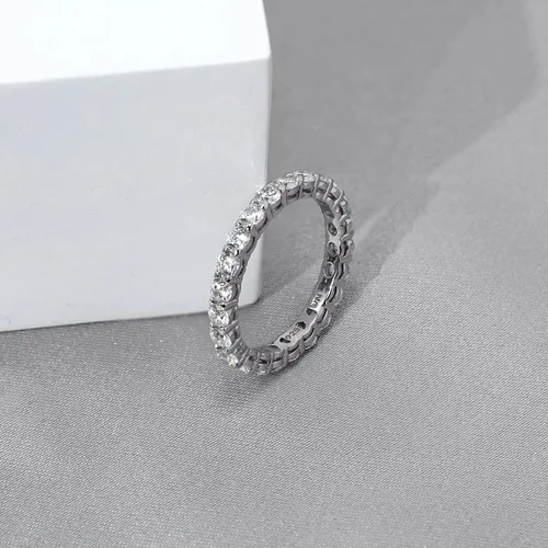 Vista 4 de Amazon Essentials Anillo de plata de ley chapada en platino o oro con circonita cúbica redonda de elementos infinitos