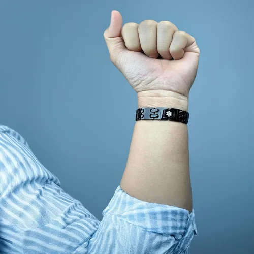 Vista 6 de LinnaLove Personalized Medical Alert Bracelet for Men-Free Engraving Black Carbon Fiber Style Medic ID Bracelet for Allergy Diabetic Epilepsy