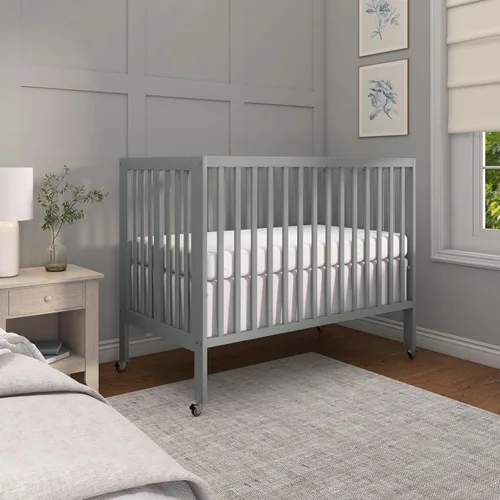 Vista 2 de Dream On Me Quinn Cuna plegable de tamaño completo en gris frío, ruedas extraíbles, guardería moderna, soporte de colchón ajustable, cuna portátil
