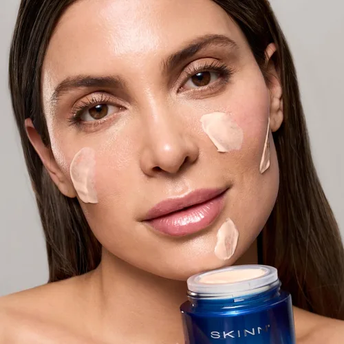Vista 4 de SKINN Age Reset, Crema facial de día antienvejecimiento con SPF 30, hidratante facial de corrección múltiple ligera diaria que reafirma, hidrata e