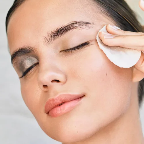 Vista 4 de Clarins Gentle Eye Make-Up Remover Removes Light To Medium Eye Make-Up Cleanses, Soothes and Softens Conditions Lashes Oil-Free