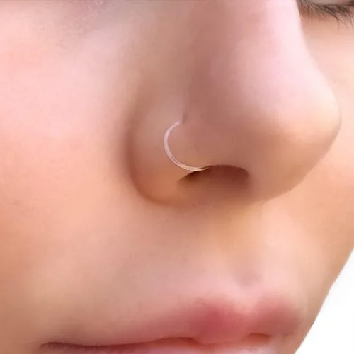 Vista 3 de Aretes de aro transparentes para cartílago, tragus, 0.63 oz, aretes de lóbulo, retenedores de Daith para trabajo, septum, nariz, aro de plástico
