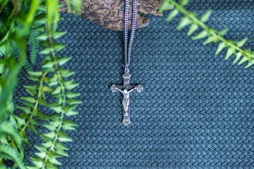 Vista 9 de Heartland - Colgante de plata de ley con crucifijo para hombre con detalles de plata antigua, bordes de barra transversal + caja de regalo de cadena