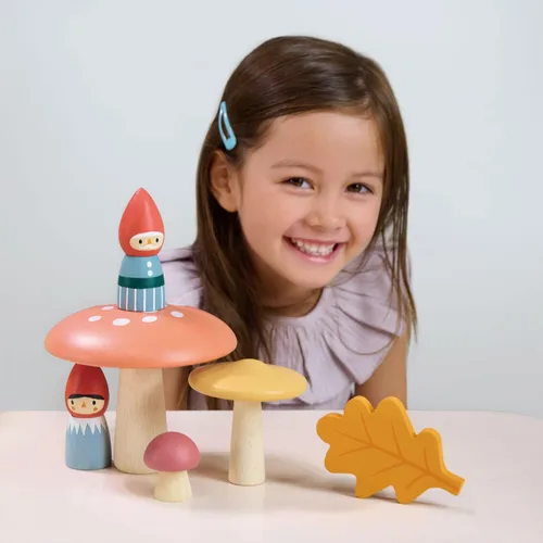 Vista 3 de Tender Leaf Toys - Familia de gnomos del bosque - Juego imaginativo de madera maciza de 8 piezas, decoración de guardería - Promueve la creatividad