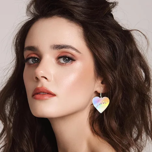 Vista 3 de KWUNCCI Aretes de corazón para mujeres y niñas, aretes colgantes de corazón, aretes colgantes de Taylor Love, regalos del día de la madre de San