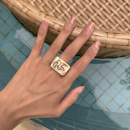 Vista 2 de Anillos gruesos de resina multicolor para mujeres y niñas, anillos de resina acrílica, anillos exagerados para nudillos, anillos geométricos