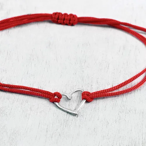 Vista 4 de Pulsera de la amistad de hilo rojo para mujer, pequeña plata de ley 925 con dije en forma de corazón abierto, cordón ajustable para tirar, hecho a