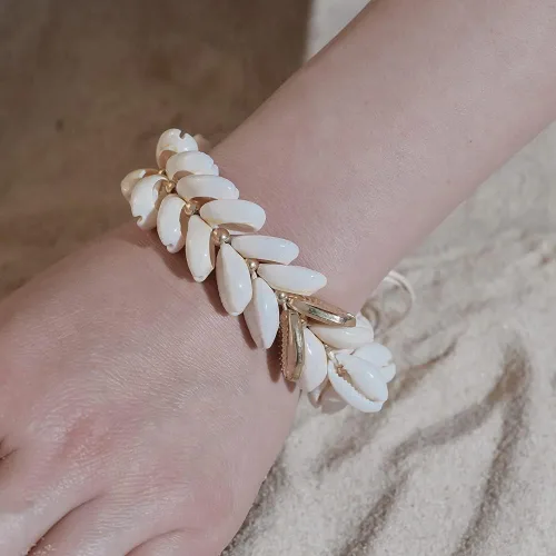 Vista 2 de GUAFEIH Pulseras de conchas de playa doradas hechas a mano trenzadas Roop pulseras de cuentas, pulseras de cadenas con dije de cadena multicapa