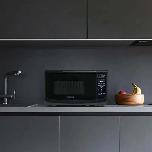 Vista 7 de Farberware Horno microondas de encimera de 0.7 pies cúbicos, 700 vatios de potencia, configuración de cocción automática, descongelación, fácil Negro