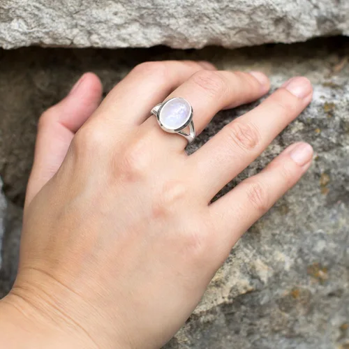 Vista 2 de Anillo ovalado de plata de ley pulida con piedra lunar arcoíris