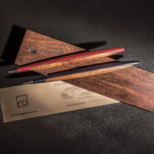 Vista 6 de pininfarina CAMBIANO INK. Bolígrafo de lujo. Cuerpo de aluminio con insertos y soporte de escritorio en madera de nogal. El mejor juego de regalo