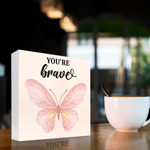 Vista 3 de Regalo inspirador, letrero de madera con texto en inglés "You're Brave Girl Positive Affirmations", decoración de escritorio motivacional con diseño