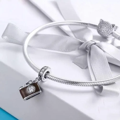 Vista 3 de Abalorio de viaje de plata de ley 925 con diseño de cámara para pulsera y collar.