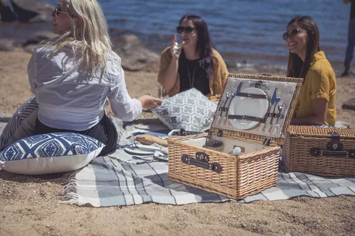 Vista 3 de PICNIC TIME Cesta de picnic clásica para 2, romántica canasta de mimbre de madera de estilo inglés con servicio de lujo para 2, interior totalmente