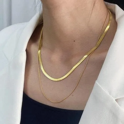 Vista 4 de JoycuFF Collar de oro para mujer, delicado collar de gargantilla en capas para mujer, caja de clip de serpiente, cuerda Figaro, collar de cadena