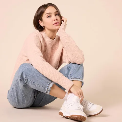Vista 5 de Tienda Essentials Suéter moderno de cuello redondo suave al tacto para mujer (disponible en tallas extragrandes)