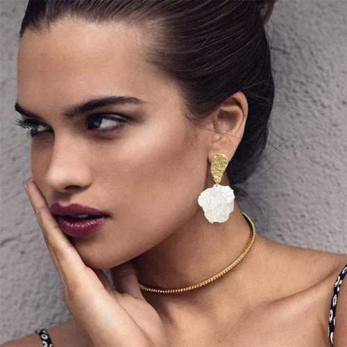 Vista 3 de Just Follow Aretes colgantes de pétalos de rosa blanca para mujeres y niñas, aretes de borla de acrílico largos con diseño floral exagerado