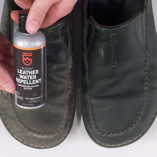 Vista 2 de Gear Aid Zapatos y botas repelentes al agua de cuero Revivex, 4 onzas líquidas
