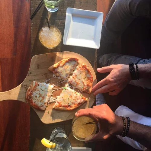 Vista 9 de Pala de madera de bambú prémium para pizza y tabla de cortar con mango (para hornear pizza, pan, cortar frutas, verduras, queso) – Tamaño personal