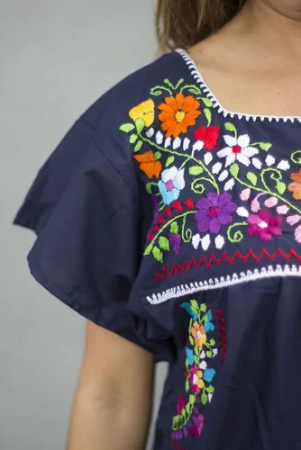 Vista 2 de Vestido bordado de Liliana Cruz estilo campesina mexicana