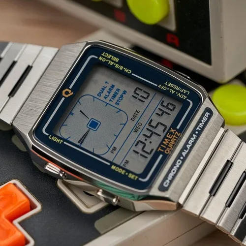 Vista 4 de Timex Q LCA Reissue Digital 1299in Plata Cronógrafo digital