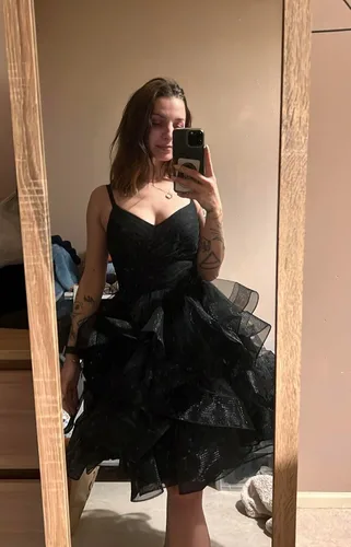 Vista 5 de Vestidos cortos de graduación con tirantes delgados de tul con purpurina para adolescentes, vestidos de regreso a casa escalonados 2024 con cuello
